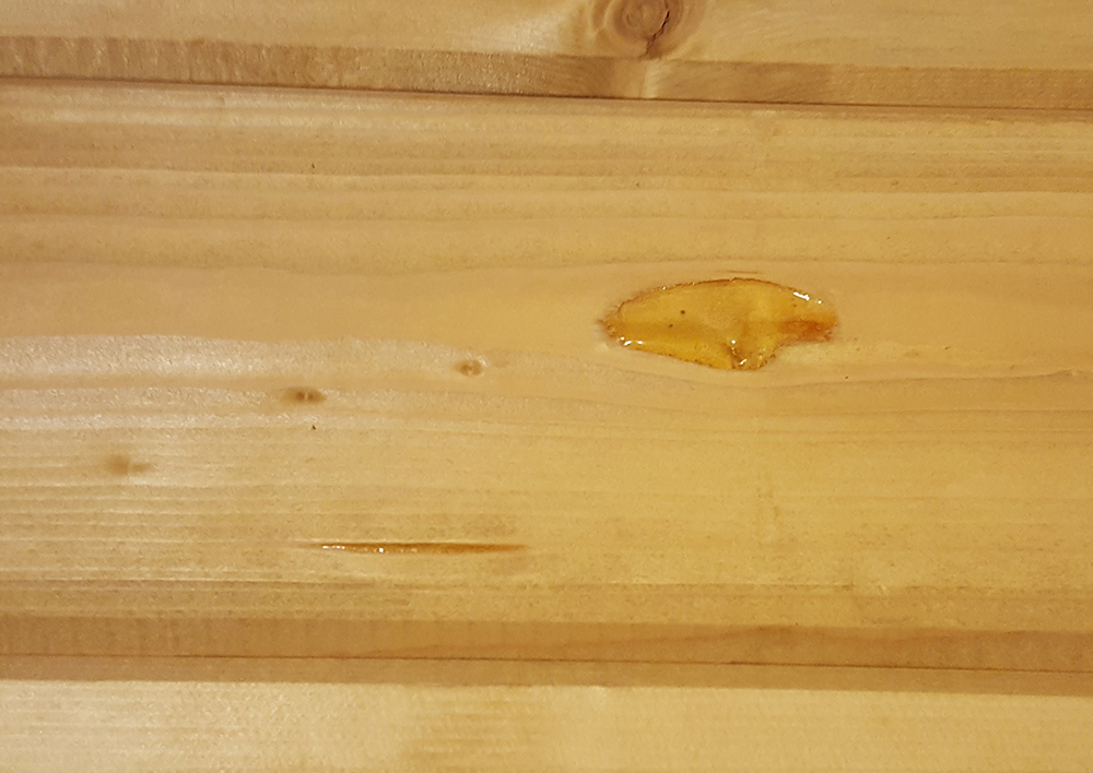 Hars uit plank van een blokhut Harsvorming blokhut